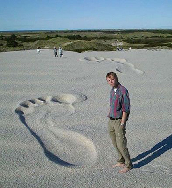 1898-big-foot-prints.jpg