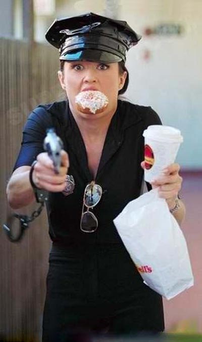Police Woman In Action - no wonder they capture very few thieves